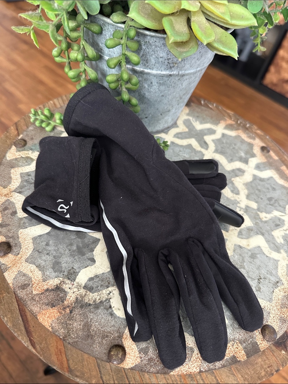 Lululemon Women’s  Lightweight Gloves